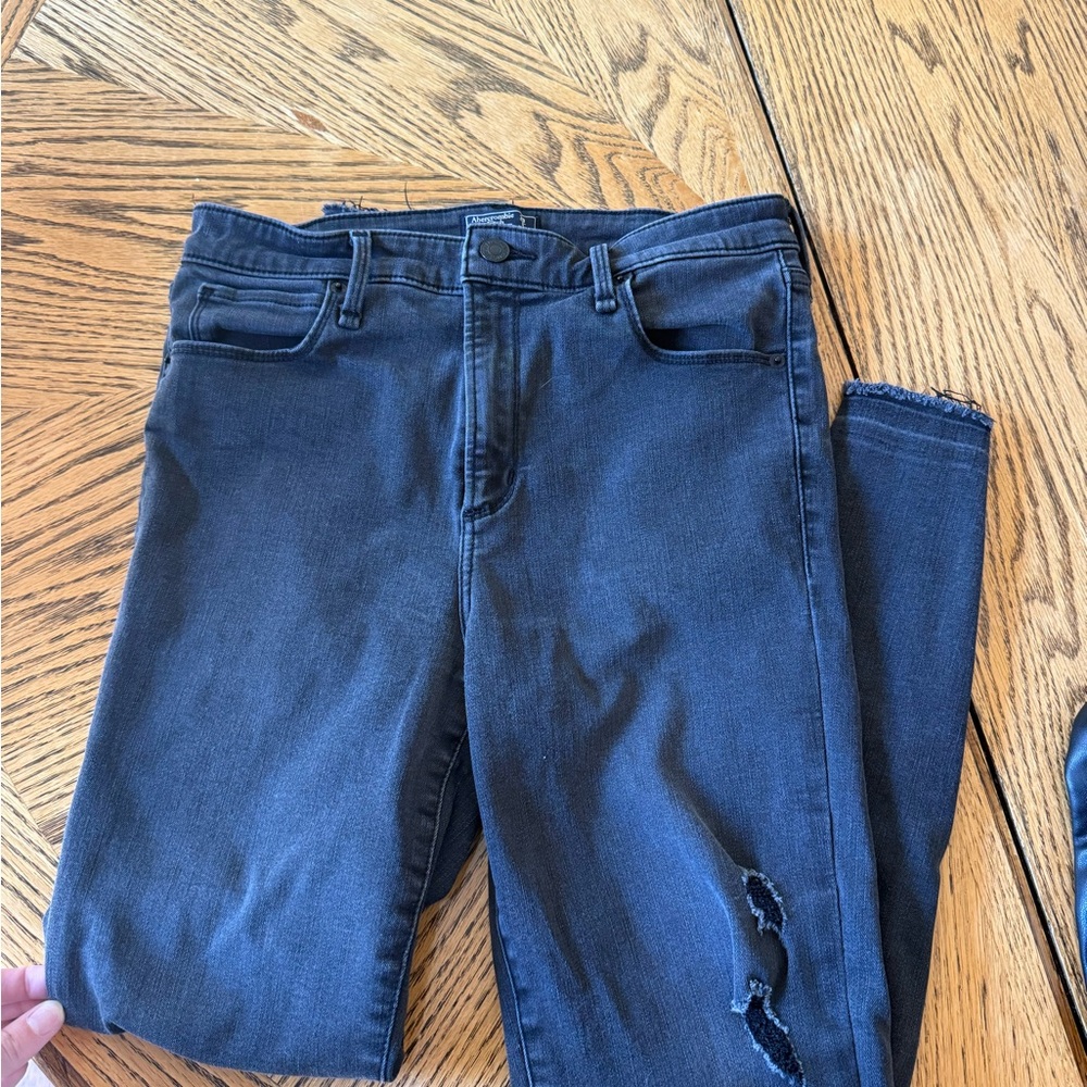 Abercrombie & Fitch Women's black Distressed Skinny Jeans